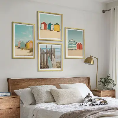 Set posters met lijst kleurrijke huizen aan het strand met zon
