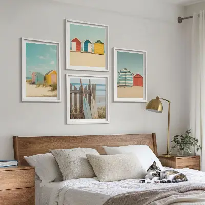 Set posters met lijst kleurrijke huizen aan het strand met zon