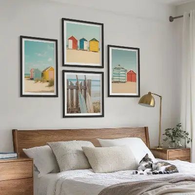 Set posters met lijst kleurrijke huizen aan het strand met zon
