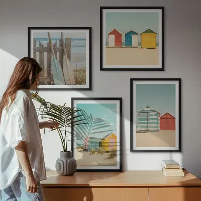 Set posters met lijst kleurrijke huizen aan het strand met zon
