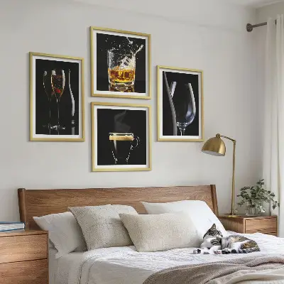 Set van posters met lijst met afbeeldingen van whisky, wijn, champagne en koffie