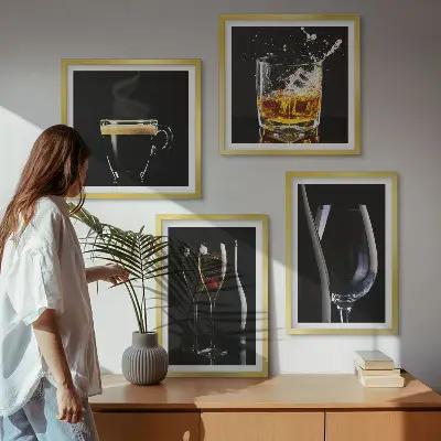 Set van posters met lijst met afbeeldingen van whisky, wijn, champagne en koffie