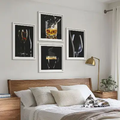 Set van posters met lijst met afbeeldingen van whisky, wijn, champagne en koffie