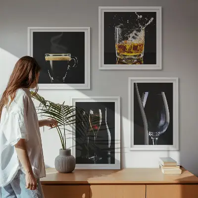 Set van posters met lijst met afbeeldingen van whisky, wijn, champagne en koffie