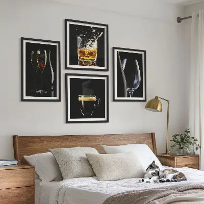 Set van posters met lijst met afbeeldingen van whisky, wijn, champagne en koffie