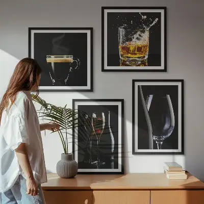 Set van posters met lijst met afbeeldingen van whisky, wijn, champagne en koffie