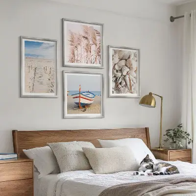 Meerluik in lijst met strandboot, schelpen en gras in boho stijl