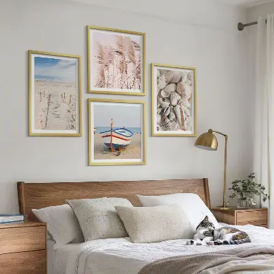 Meerluik in lijst met strandboot, schelpen en gras in boho stijl