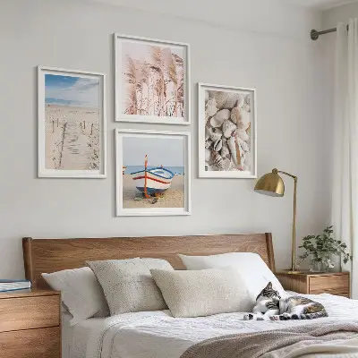 Meerluik in lijst met strandboot, schelpen en gras in boho stijl