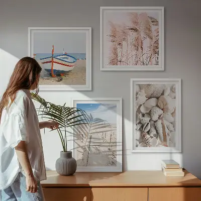 Meerluik in lijst met strandboot, schelpen en gras in boho stijl