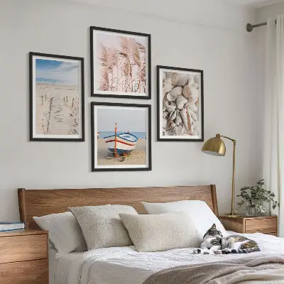 Meerluik in lijst met strandboot, schelpen en gras in boho stijl