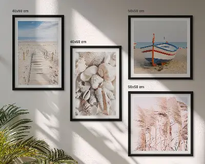 Meerluik in lijst met strandboot, schelpen en gras in boho stijl