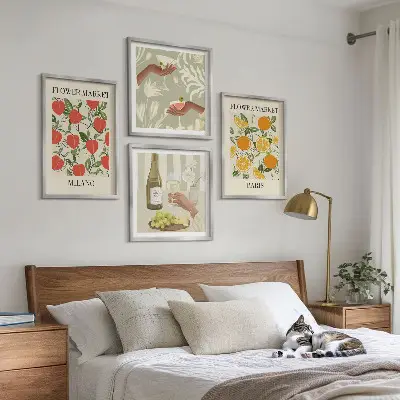 Set van posters met lijst met afbeeldingen van bloemen, wijn, Milaan en Parijs