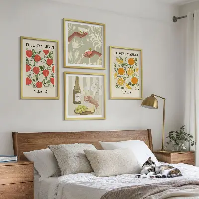 Set van posters met lijst met afbeeldingen van bloemen, wijn, Milaan en Parijs