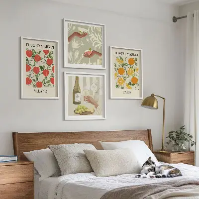 Set van posters met lijst met afbeeldingen van bloemen, wijn, Milaan en Parijs