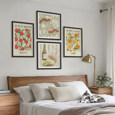 Set van posters met lijst met afbeeldingen van bloemen, wijn, Milaan en Parijs