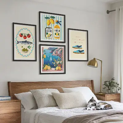 Set van posters met lijst met Italiaanse smaken en kleurrijke afbeeldingen