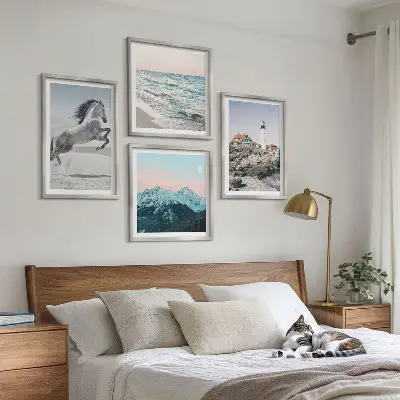 Set van posters met lijst met afbeeldingen van paarden in beweging, het strand, een vuurtoren en bergen