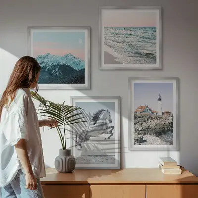 Set van posters met lijst met afbeeldingen van paarden in beweging, het strand, een vuurtoren en bergen