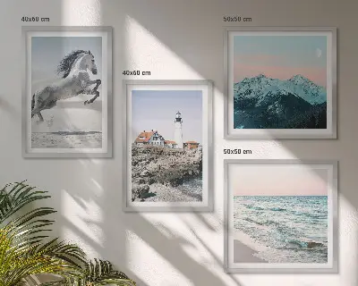 Set van posters met lijst met afbeeldingen van paarden in beweging, het strand, een vuurtoren en bergen