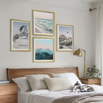 Set van posters met lijst met afbeeldingen van paarden in beweging, het strand, een vuurtoren en bergen