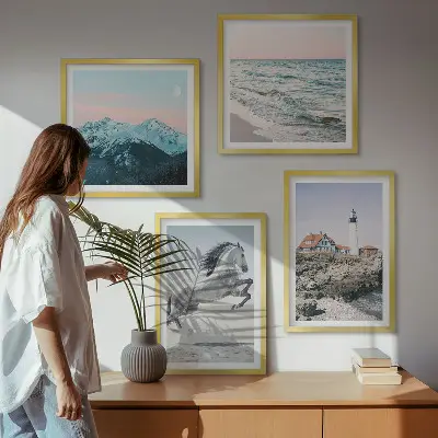 Set van posters met lijst met afbeeldingen van paarden in beweging, het strand, een vuurtoren en bergen