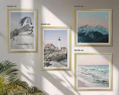 Set van posters met lijst met afbeeldingen van paarden in beweging, het strand, een vuurtoren en bergen