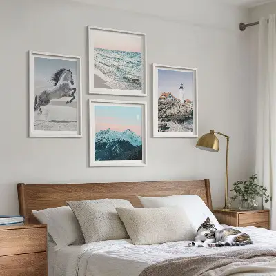 Set van posters met lijst met afbeeldingen van paarden in beweging, het strand, een vuurtoren en bergen