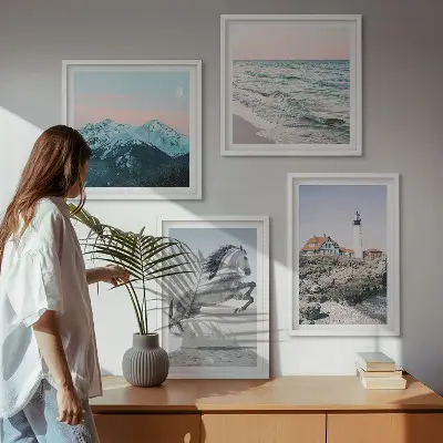 Set van posters met lijst met afbeeldingen van paarden in beweging, het strand, een vuurtoren en bergen