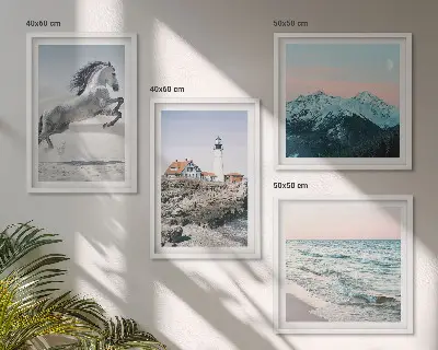 Set van posters met lijst met afbeeldingen van paarden in beweging, het strand, een vuurtoren en bergen