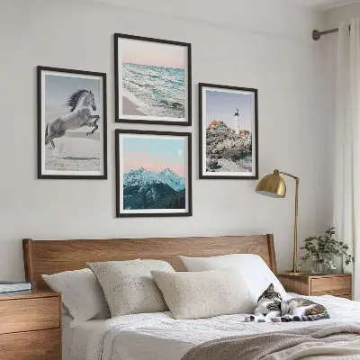 Set van posters met lijst met afbeeldingen van paarden in beweging, het strand, een vuurtoren en bergen