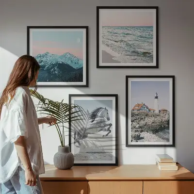 Set van posters met lijst met afbeeldingen van paarden in beweging, het strand, een vuurtoren en bergen