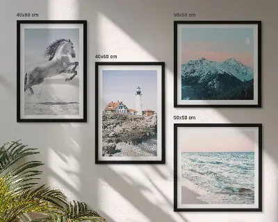 Set van posters met lijst met afbeeldingen van paarden in beweging, het strand, een vuurtoren en bergen