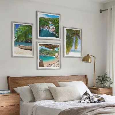Posterset met lijst met afbeeldingen van strand, boot, watervallen en palmbomen