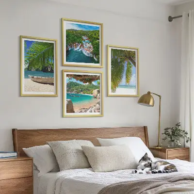 Posterset met lijst met afbeeldingen van strand, boot, watervallen en palmbomen
