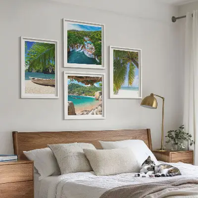 Posterset met lijst met afbeeldingen van strand, boot, watervallen en palmbomen