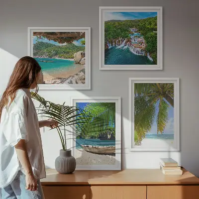 Posterset met lijst met afbeeldingen van strand, boot, watervallen en palmbomen
