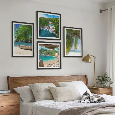 Posterset met lijst met afbeeldingen van strand, boot, watervallen en palmbomen