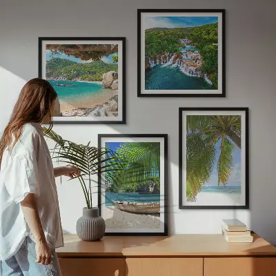 Posterset met lijst met afbeeldingen van strand, boot, watervallen en palmbomen