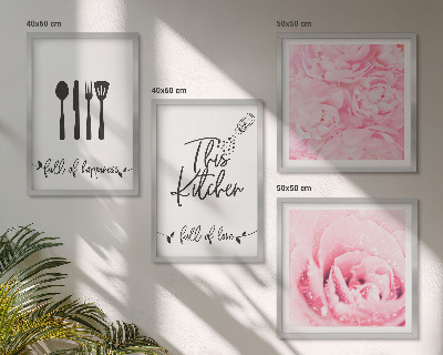 Set van posters met lijst delicate rozenbloemen in de keuken