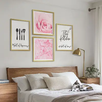 Set van posters met lijst delicate rozenbloemen voor in de keuken