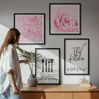 Set van posters met lijst delicate rozenbloemen in de keuken