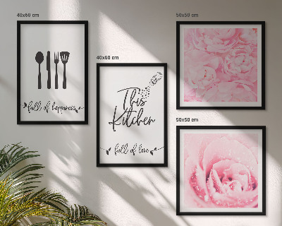 Set van posters met lijst delicate rozenbloemen in de keuken