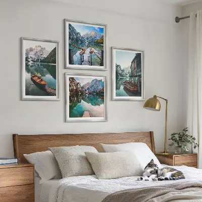 Set van posters met lijst met afbeelding van meer, bergen, boten en een huisje