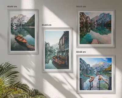 Set van posters met lijst met afbeelding van meer, bergen, boten en een huisje