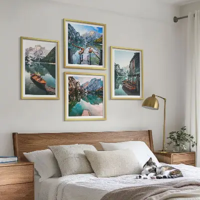 Set van posters met lijst met afbeelding van meer, bergen, boten en een huisje