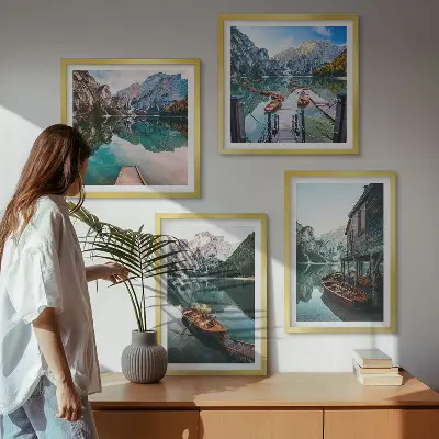 Set van posters met lijst met afbeelding van meer, bergen, boten en een huisje