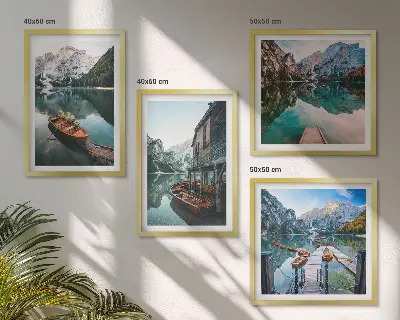 Set van posters met lijst met afbeelding van meer, bergen, boten en een huisje