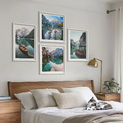 Set van posters met lijst met afbeelding van meer, bergen, boten en een huisje