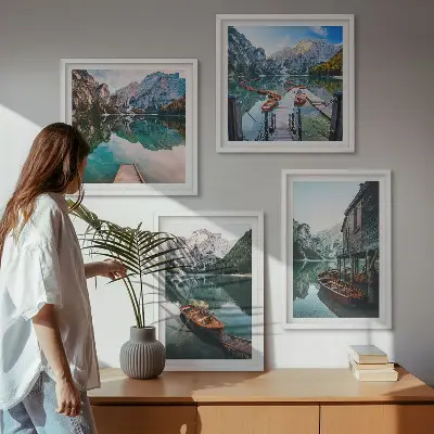Set van posters met lijst met afbeelding van meer, bergen, boten en een huisje